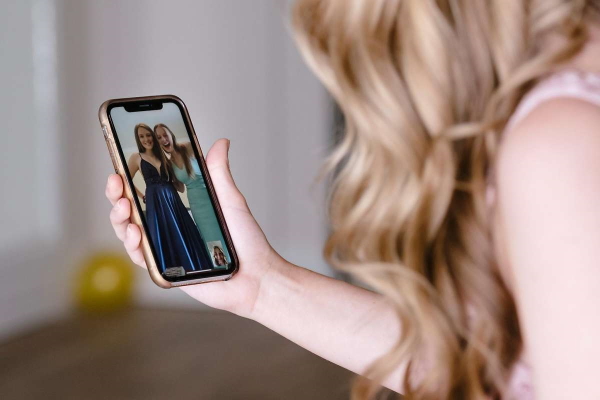 Vr Prom Virtual proms let high schoolers celebrate together despite social ...